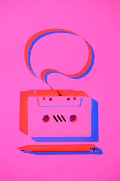 Тонированные Розовая Картина Карандаш Ретро Аудио Кассета Речи Пузырь — стоковое фото