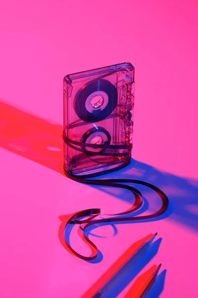 Крупным Планом Зрения Ретро Аудио Кассеты Карандаши Розовый Фон — стоковое фото