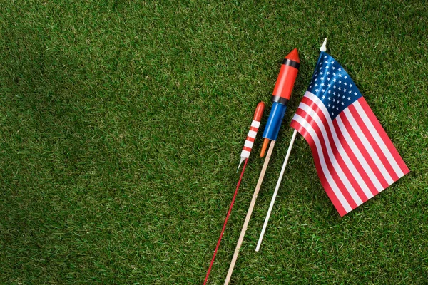 Flat Lay American Flagpole Fireworks Green Grass Americas Independence Day — стоковое фото