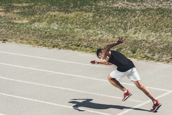 Молодые Мужчины Спринтер Вылетевший Начальной Позиции Беговой Дорожки — стоковое фото