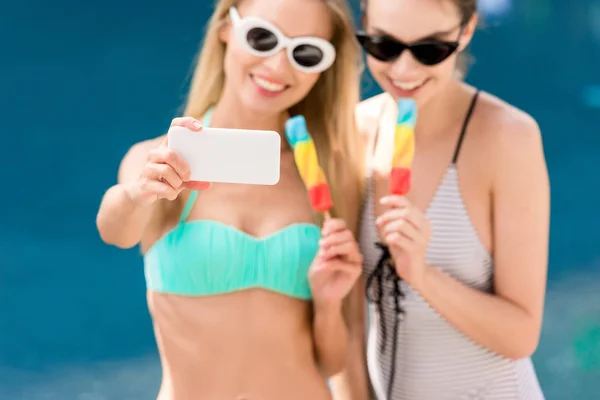 Attractive Young Women Swimsuit Bikini Taking Selfie Popsicles Poolside — стоковое фото