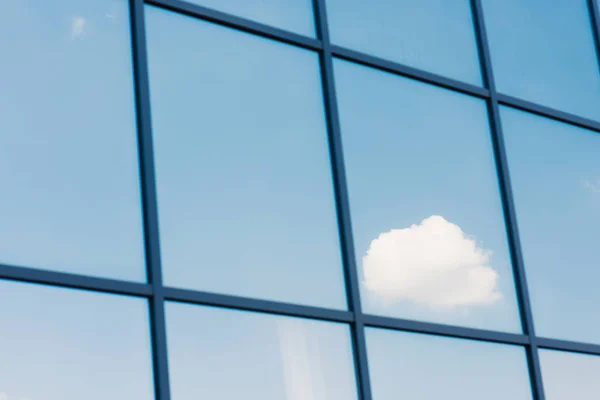 Небо Облака Отражение Окнах Современное Офисное Здание — стоковое фото
