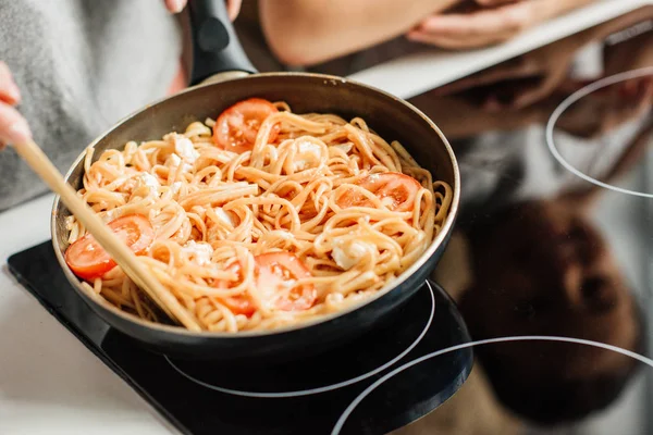 Cropped Shot Woman Preparing Delicious Pasta Frying Pan — стоковое фото