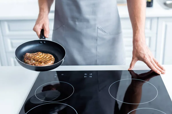 Cropped Shot Man Apron Holding Frying Pan Delicious Steak — стоковое фото