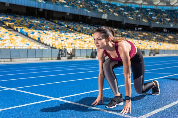 Fit Female Runner Start Position Running Track Sports Stadium — стоковое фото