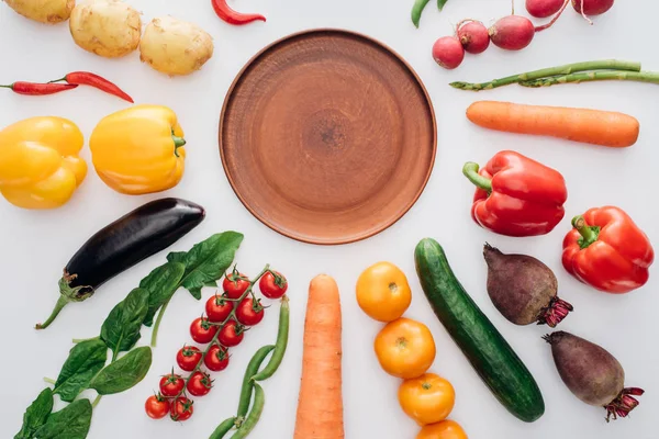 Top View Empty Plate Fresh Ripe Vegetables Isolated White — стоковое фото