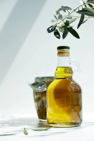 Бутылка Ароматическое Масло Оливковое Филиал Банку Оливки Столе — стоковое фото
