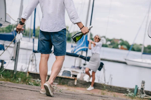 Cropped Shot Man Holding Wine Glasses Bottle While Happy Girl — стоковое фото
