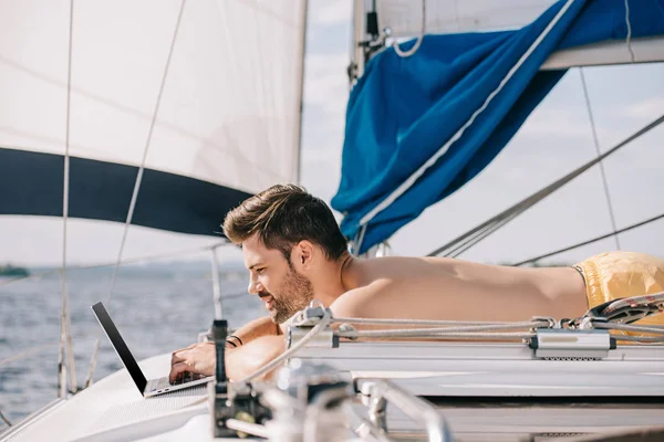 Side View Smiling Shirtless Man Using Laptop Yacht — стоковое фото