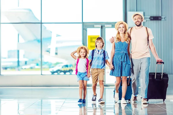 Front View Smiling Family Walking Boarding Together Airport Going Vacation — стоковое фото