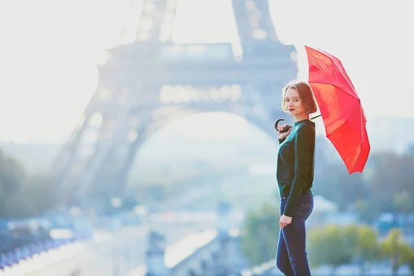 Красивая Молодая Девушка Красным Зонтиком Париже Рядом Эйфелевой Башней Утро — стоковое фото