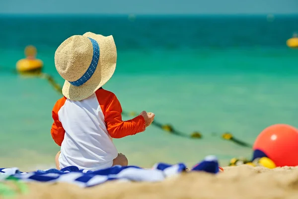 Два Летний Малыш Мальчик Пляж Шляпа Солнца — стоковое фото