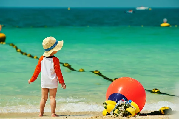 Два Летний Малыш Мальчик Шляпа Солнца Ходить Пляж — стоковое фото