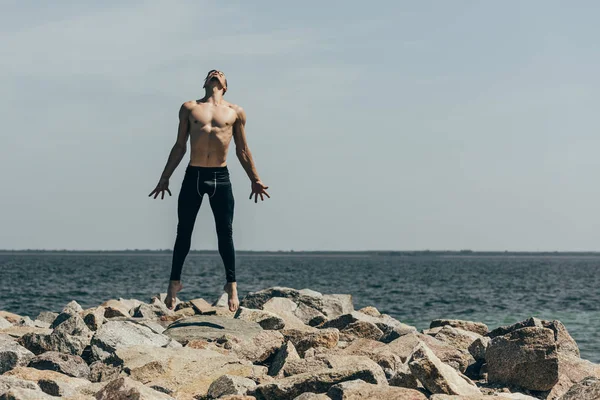 Handsome Shirtless Contemporary Dancer Jumping Rocky Coast — стоковое фото