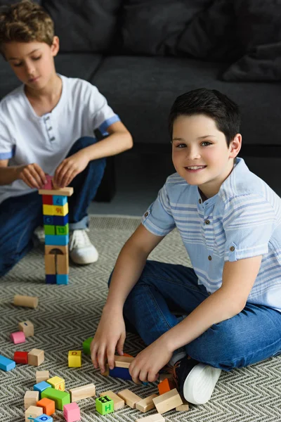 Выборочный Фокус Мальчики Играют Деревянными Блоками Этаже Дома — стоковое фото