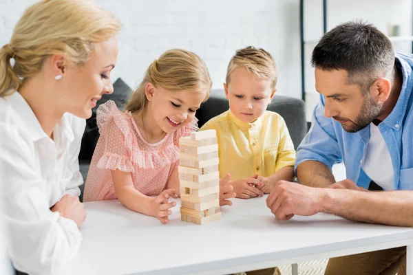 Счастливая Семья Двумя Детьми Играя Деревянными Блоками Дому — стоковое фото