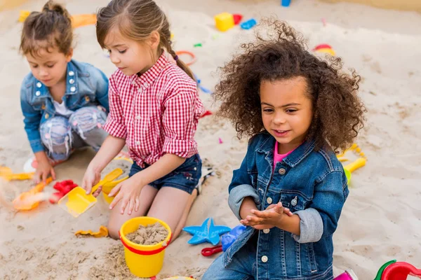 Selective Focus Curly African American Child Playing Wit Friends Sandbox — стоковое фото