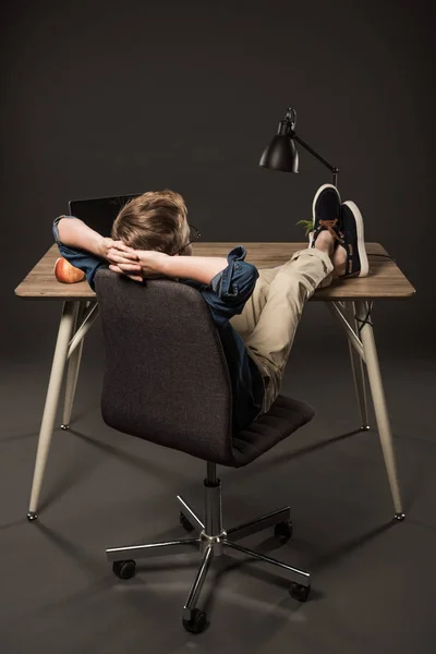 Вид Сзади Маленький Мальчик Отдыхает Ноги Стол Ноутбуком Яблоко Лампа — стоковое фото