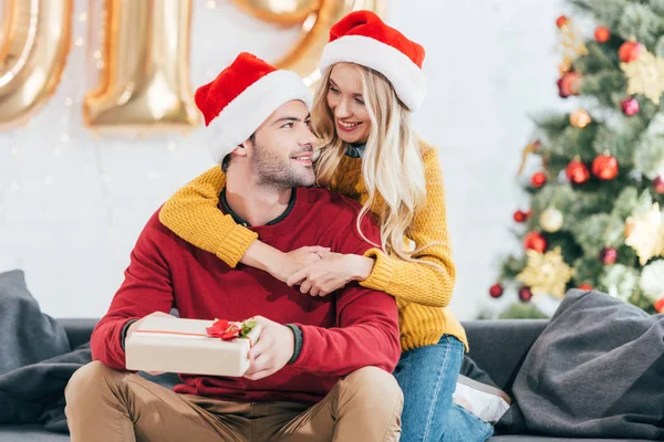 Happy Couple Santa Hats Christmas Gift Home — стоковое фото