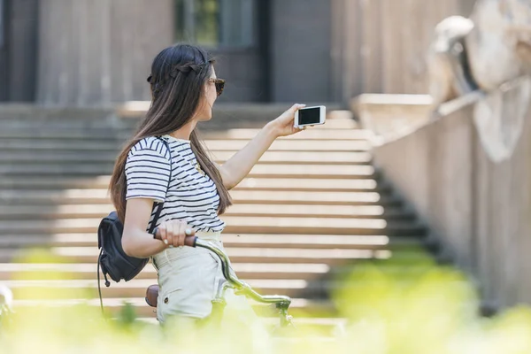 Вид Сбоку Молодой Привлекательной Женщиной Солнцезащитные Очки Принимая Selfie Смартфоне — стоковое фото