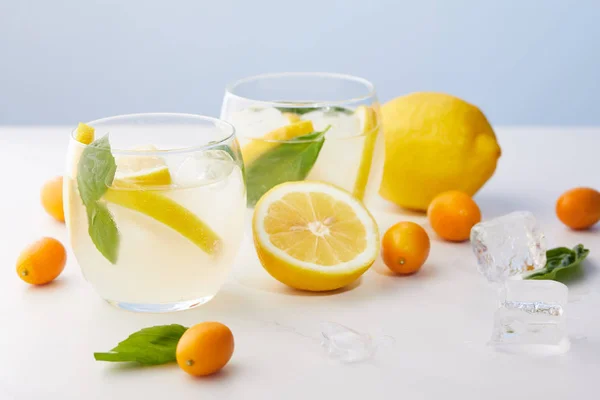 Два Стакана Лимонада Листьями Мяты Кубики Льда Дольками Лимона Окруженный — стоковое фото