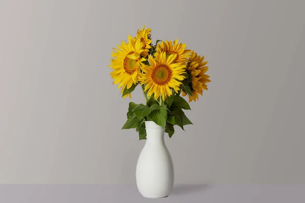 Bouquet Yellow Sunflowers White Vase Grey — стоковое фото