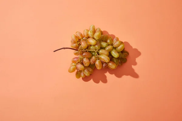 Top View Bunch Fresh Ripe Sweet Grapes Red Background — стоковое фото