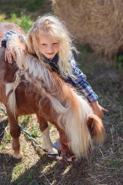Preteen Child Hugging Cute Pony Farm — стоковое фото