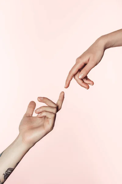 Обрезанный Снимок Татуированные Мужчины Женщины Приближается Друг Другу Пальцы Изолированные — стоковое фото