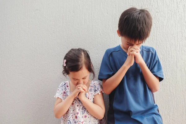 Asian Boy Girl Praying Eyes Closed — стоковое фото