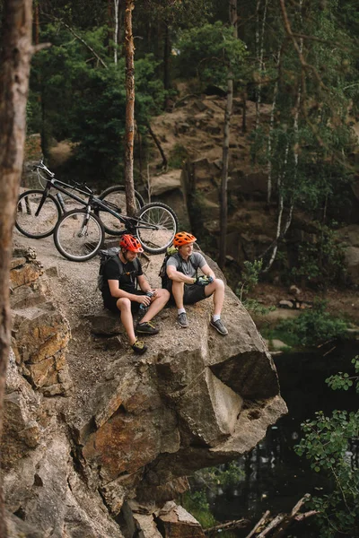 High Angle View Happy Young Trial Bikers Relaxing Rocky Cliff Лицензионные Стоковые Фото