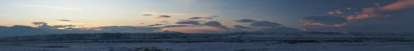 Панорамное изображение Зимний закат в горах — стоковое фото