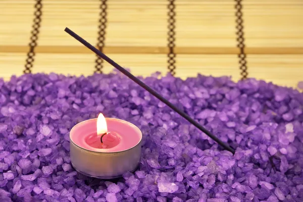 Куча фиолетовый Ванна соли с свеча — стоковое фото