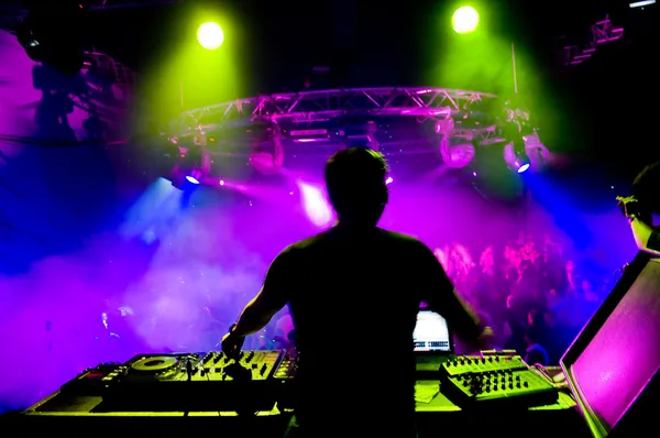 DJ на концерте — стоковое фото