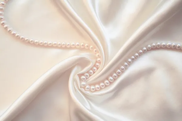 Гладкие элегантные белые шелковые с жемчугом — стоковое фото