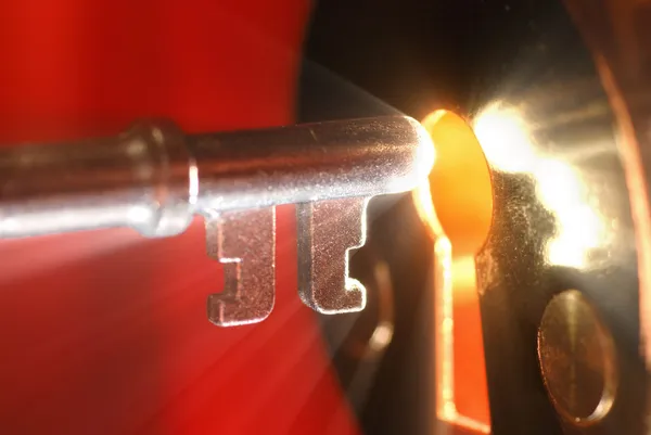 Ключ & замочная скважина со светом — стоковое фото