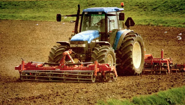 Гранж изображение трактора на сельскохозяйственных угодьях — стоковое фото