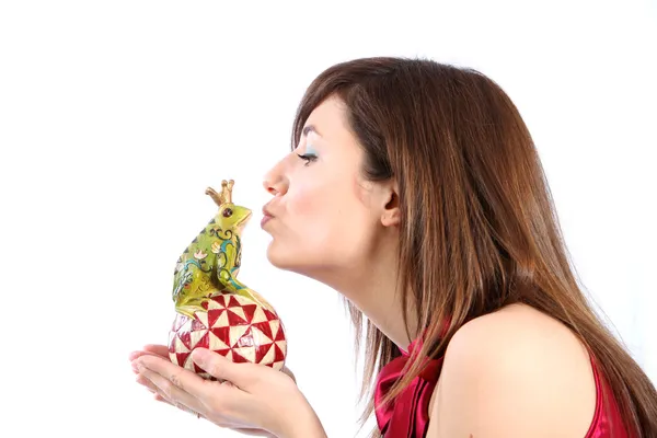 Молодая женщина, Поцелуи лягушка короля — стоковое фото