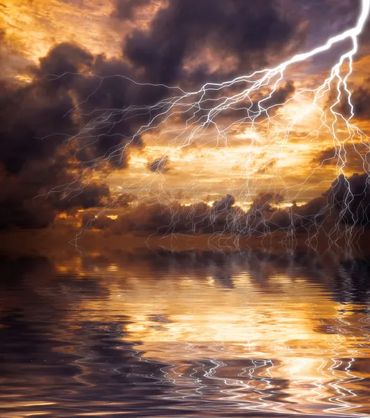 Отражение молния — стоковое фото
