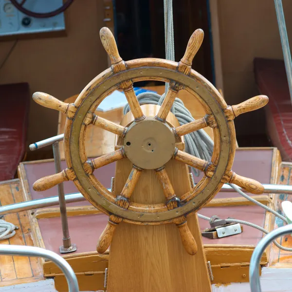Старая лодка рулевое колесо — стоковое фото