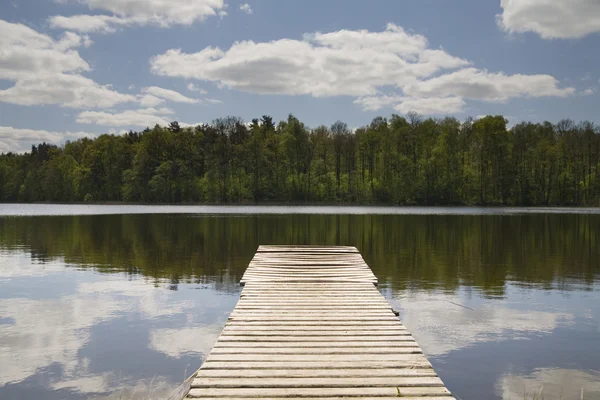 Деревянный причал на озере — стоковое фото