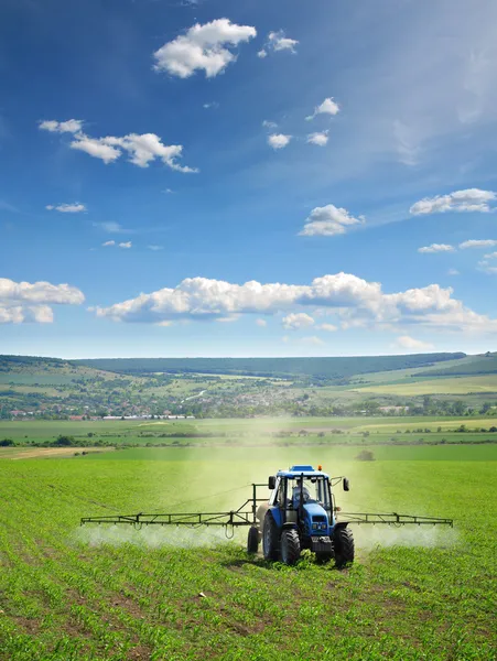 Сельское хозяйство вспахивания трактора и распыления — стоковое фото