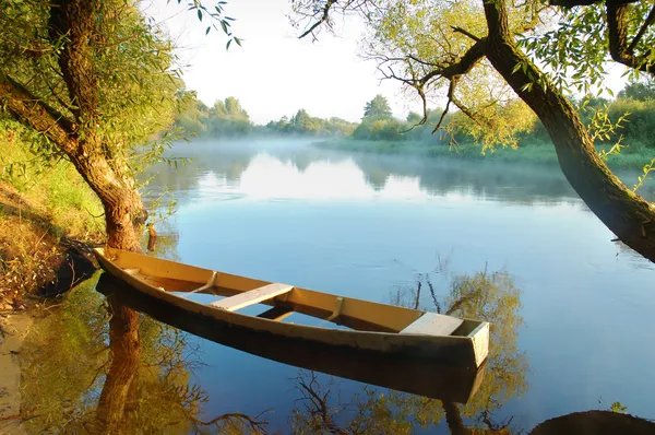 Красивая река и желтой лодке Лицензионные Стоковые Изображения