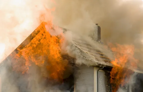 Пожар на крыше дома Стоковое Фото