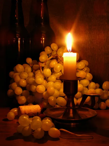 Виноград и свеча — стоковое фото