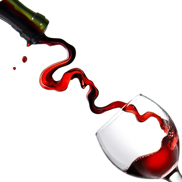 Заливка красного вина в стеклянном кубке — стоковое фото