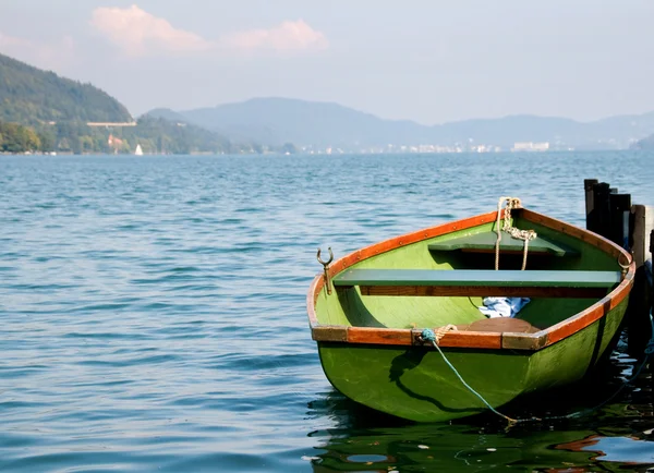 Лодка на озере с горы вокруг Лицензионные Стоковые Фото