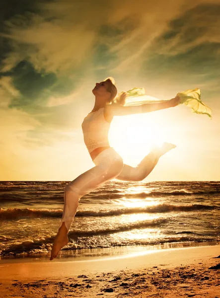 Красивая женщина, прыжки на пляже — стоковое фото