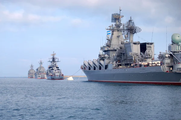 Военные корабли находятся в бухте Севастополя — стоковое фото