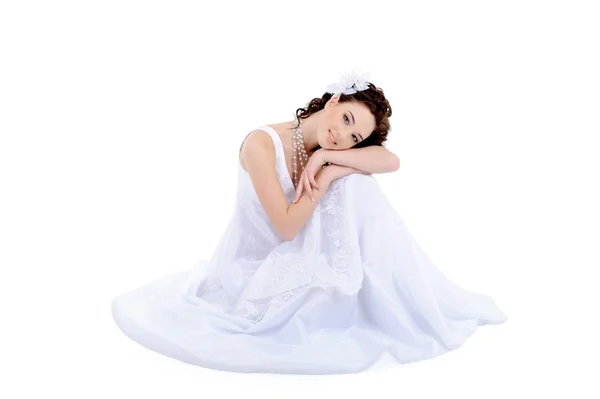 Красивая женщина в белом свадебном платье — стоковое фото